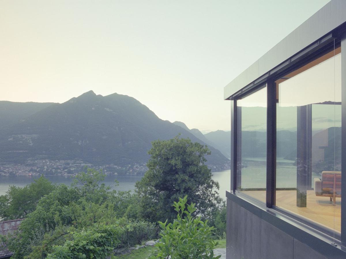 Villa Fauna Flora Lago: glass pavilion above Lake Como at dusk